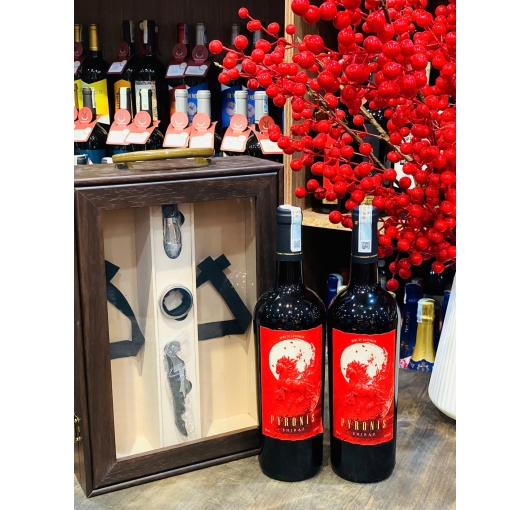 Rượu Vang Ngựa PYRONIS Shiraz – Vang Úc 14.5% Với Thiết Kế Ngựa Đỏ 3D Độc Bản